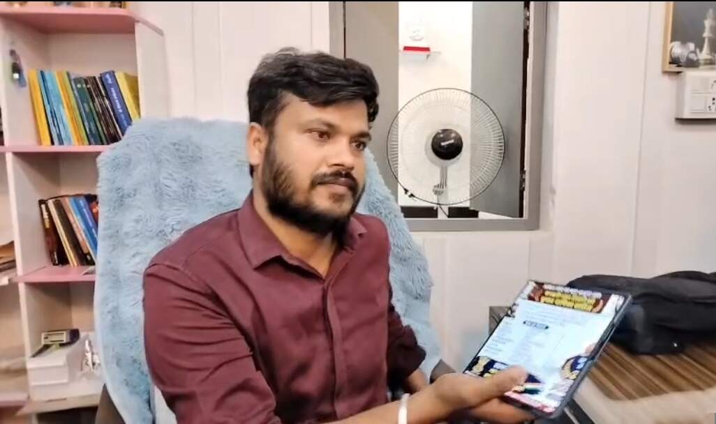 न्यायालय का फैसला आने के बाद पार्षद ने बांटी मिठाई