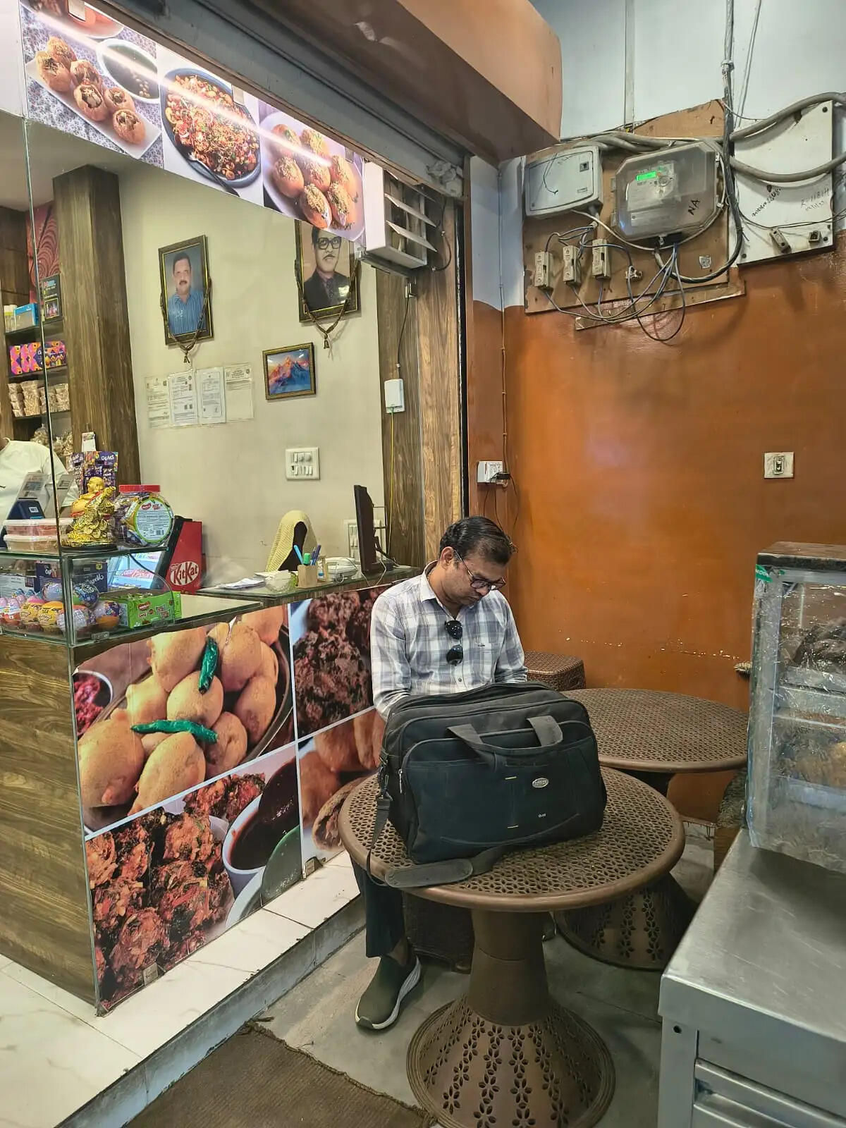 जबलपुर : राजस्व एवं खाद्य सुरक्षा अधिकारियों के निरीक्षण में रेस्टोरेंट और किचन में मिली गंदगी