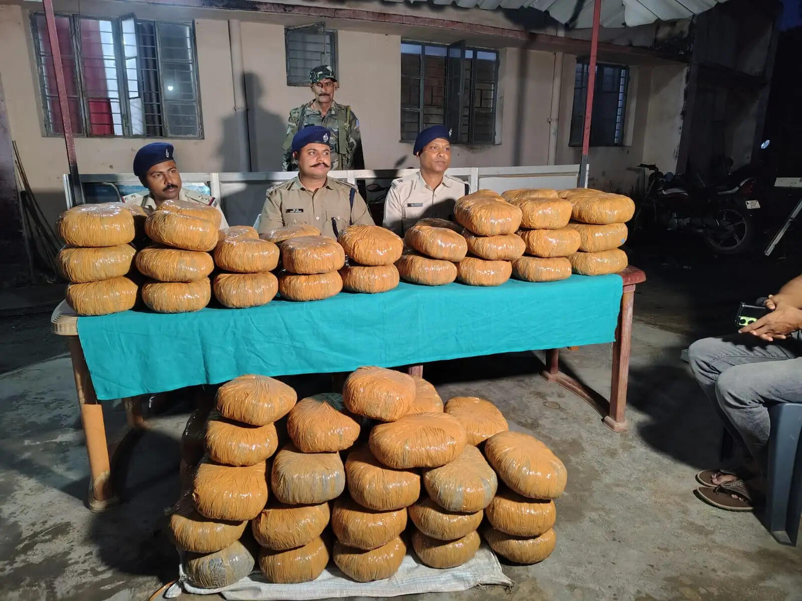 चतरा में 164 किलो गांजा जब्त, तस्कर फरार