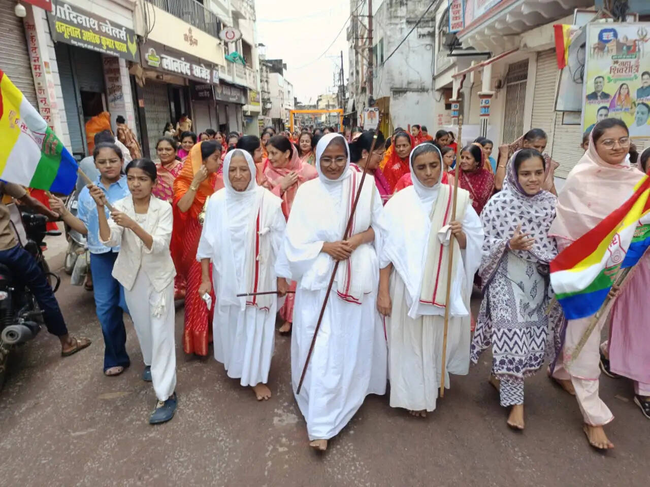 भव्य मंगल प्रवेश यात्रा के साथ धमतरी में चातुर्मास का शुभारंभ, जिनवाणी से गूंजी धर्मनगरी