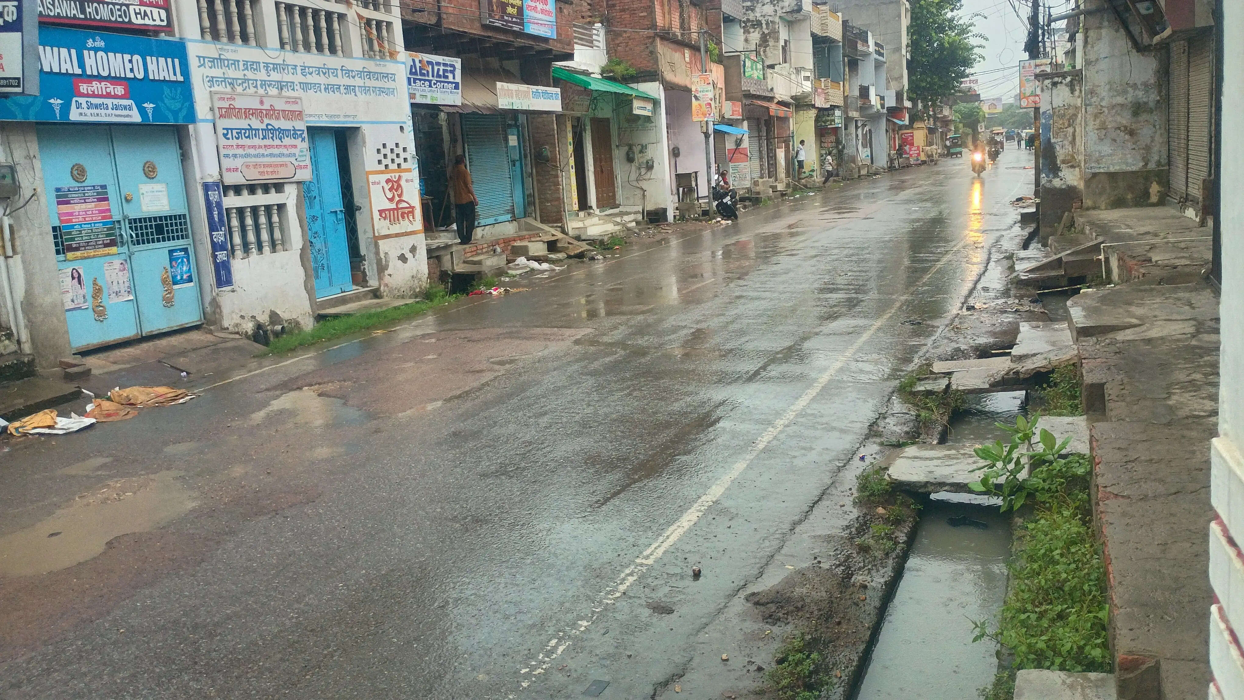 जौनपुर में सुबह से रुक-रुककर बारिश, तापमान गिरा