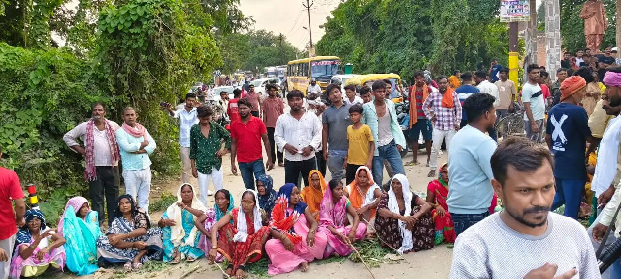 हाईटेंशन तार से झुलसे बालक के परिजनों ने मुआवजे की मांग को लेकर लगाया जाम