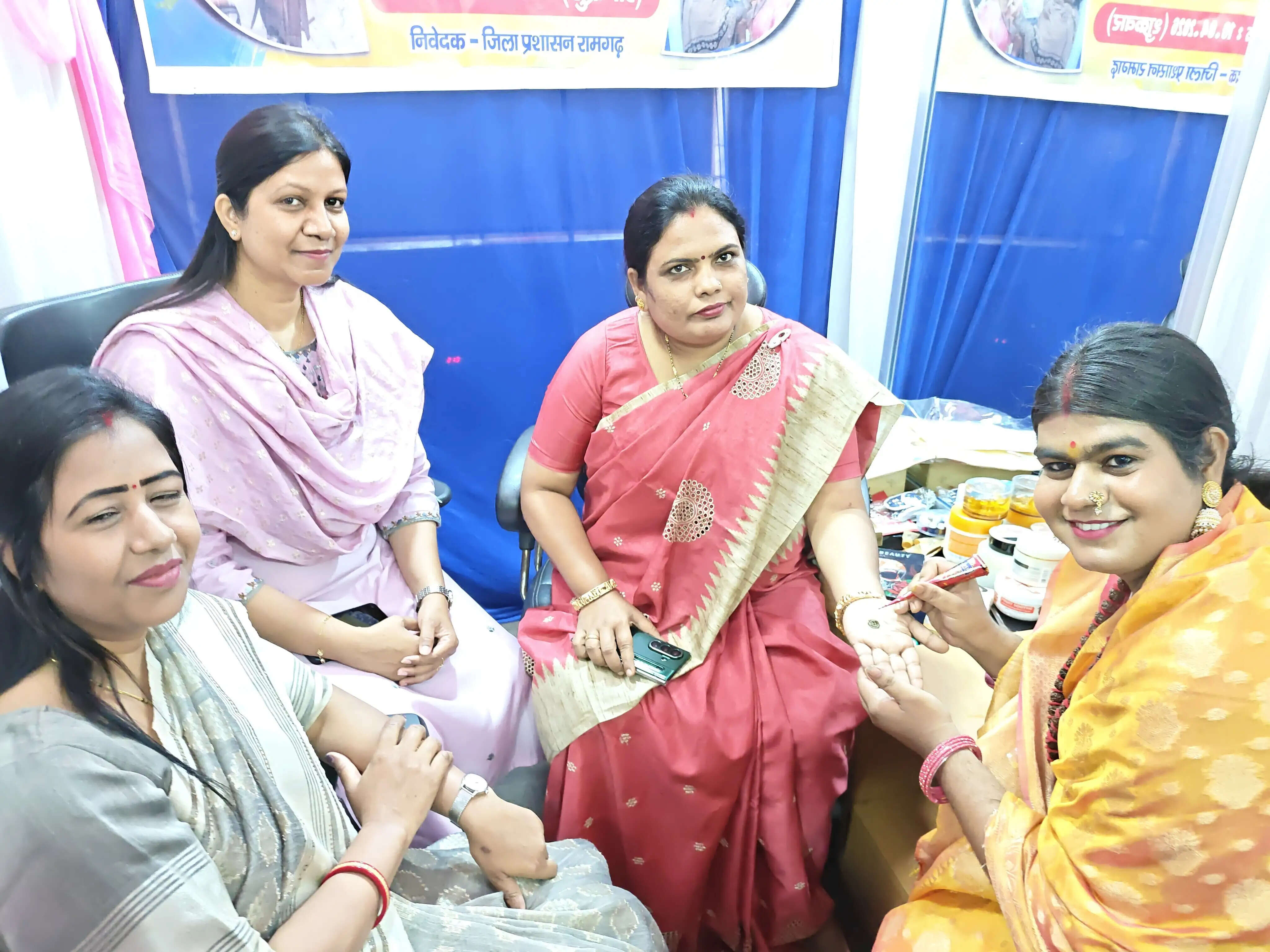 ट्रांसजेंडर बने ब्यूटीशियन, विधायक और महिला अधिकारियों का किया मेकअप