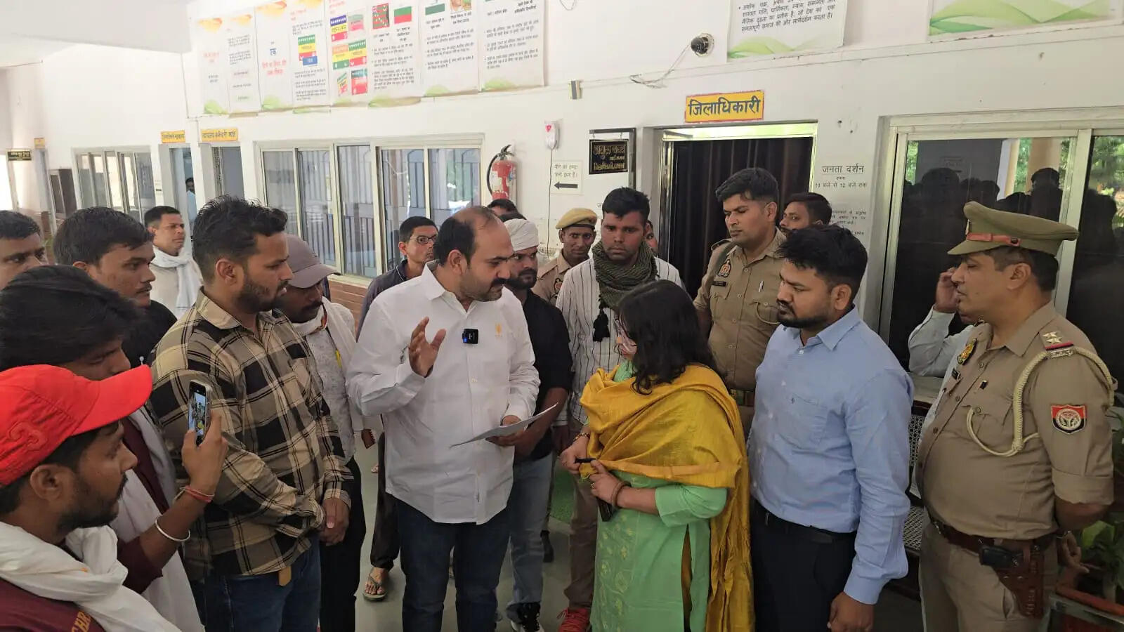 सादाबाद के युवकाें ने करवन नदी की सफाई के लिए जिलाधिकारी से मांगी मदद