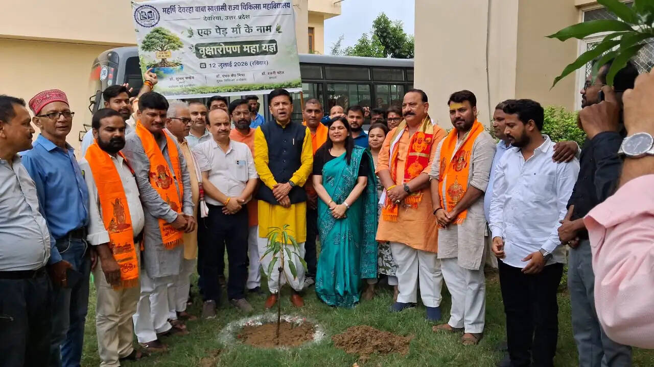 एक पेड़ मां के नाम अभियान के अंतर्गत सांसद एवं जिलाध्यक्ष ने किया वृक्षारोपण