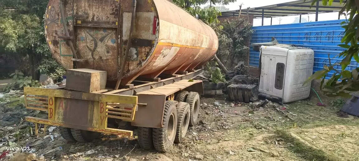 सुलतानपुर में अनियंत्रित टैंकर ने 6 गाड़ियां रौंदी, खलासी की मौत,11 घायल