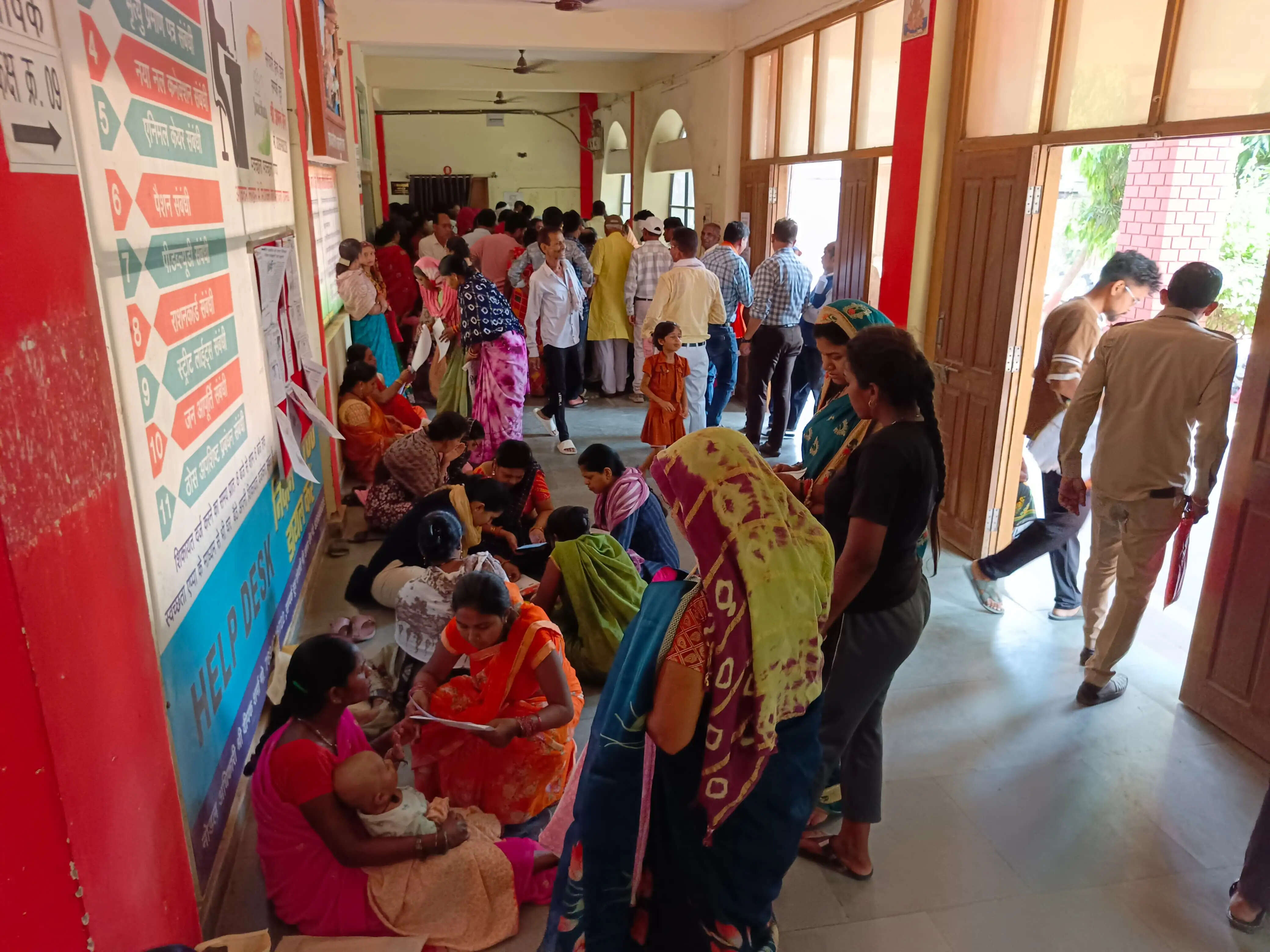 निगम के समाधान शिविर में लगा लोगाें का जमावड़ा