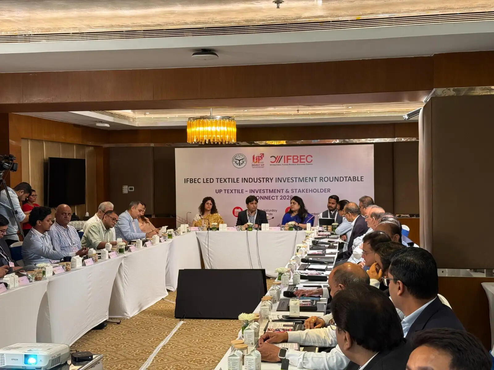 यूपी में निवेश के लिए मुंबई में जुटे दिग्गज, टेक्सटाइल और विनिर्माण क्षेत्र को मिलेगी नई रफ्तार