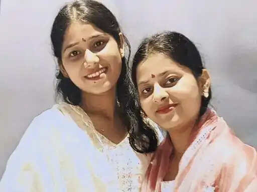 अनूपपुर: नेपाल त्रासदी में फंसीं अनूपपुर की दो बेटियां सुरक्षित, पलक-पल्लवी, रविवार तक घर लौटेंगी