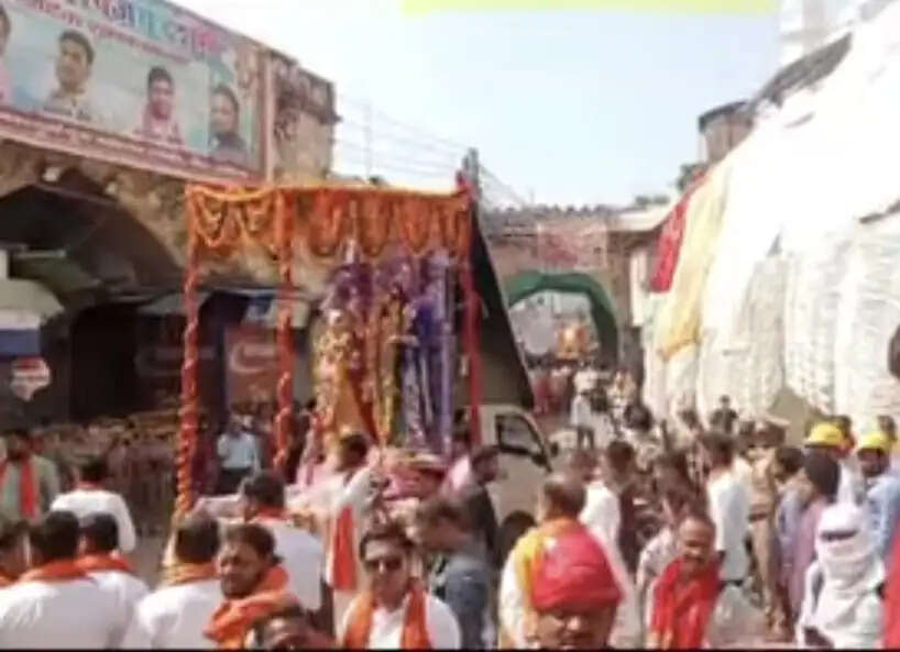 धूमधाम से निकली मां दुर्गा की शोभायात्रा, पुष्पवर्षा से हो हुआ स्वागत