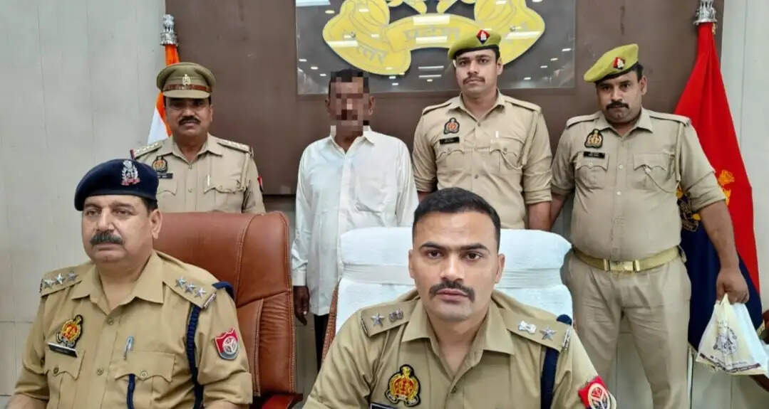 अफजलगढ़ में पुलिस ने मकान में छापा मारकर अवैध पटाखों का जखीरा पकड़ा, 120 किलो विस्फोटक बरामद