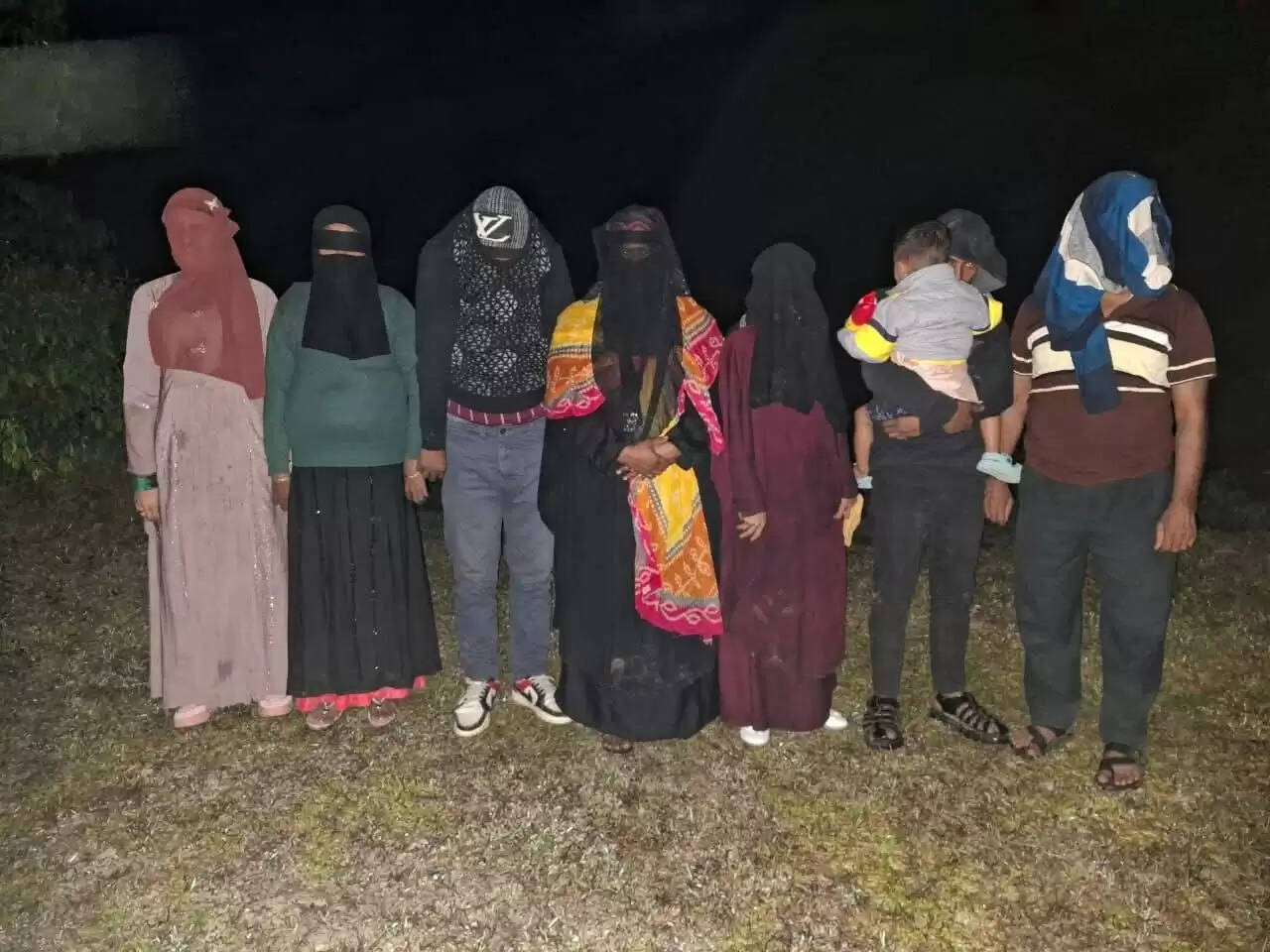 आठ बांग्लादेशी अवैध घुसपैठियों को सीमा से वापस भेजा गया