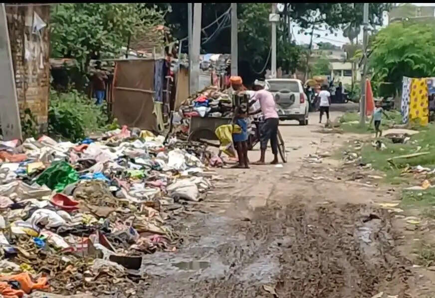 स्वच्छ भारत मिशन पर सवाल, स्कूल के गेट पर कचरे का अंबार, परीक्षा देने आए छात्र परेशान