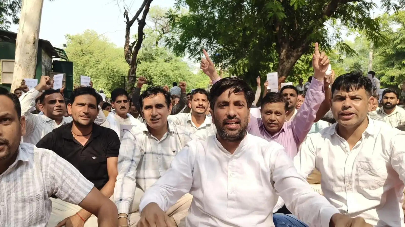 जींद : बिजली निगम कर्मियों ने फूंका सरकार का पुतला