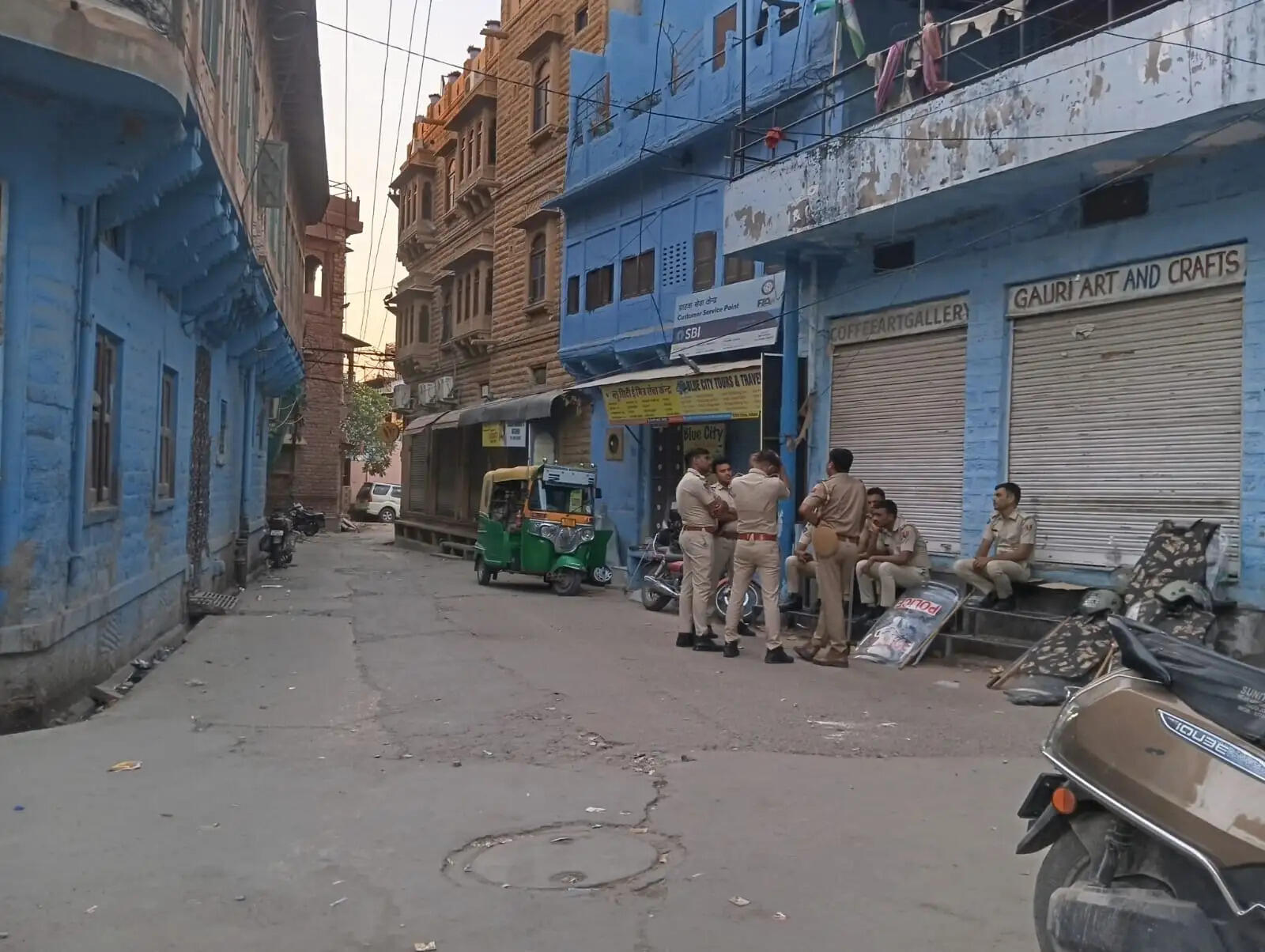 पथराव व तनाव के बाद दूसरे दिन शांति, बंद रहे प्रतिष्ठान