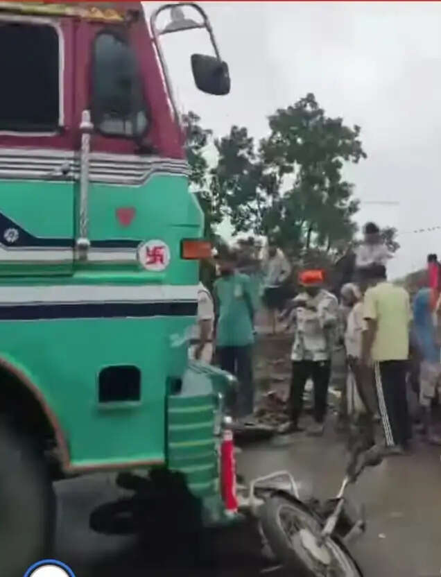 झाबुआ: रेलवे समपार पर हुए दर्दनाक सड़क हादसे में पिता पुत्र की मौत
