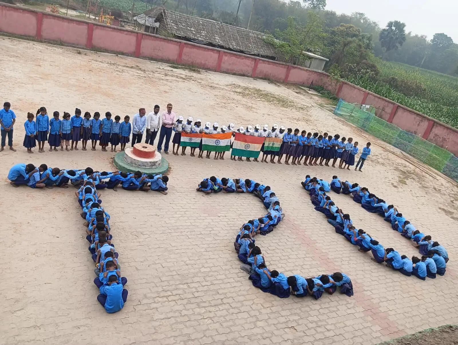 स्कूली बच्चों ने वर्ल्ड कप चैंपियन भारत को अनोखे अंदाज में दी बधाई, टी 20 का बनाया मानव श्रृंखला