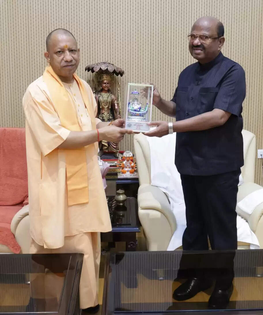 पश्चिम बंगाल के राज्यपाल से मुख्यमंत्री योगी ने की शिष्टाचार भेंट