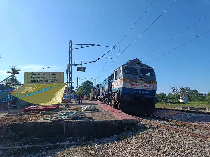 बाढ़ संकट के बीच असम में रेल सेवा बहाल, शिमलगुड़ी सेक्शन पर ट्रेनों की आवाजाही शुरू