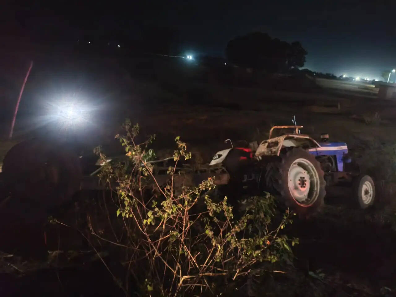 अनूपपुर: ट्रैक्टर के पीछे घुसी तेज रफ्तार कार, 2 लोगों की मौत, दो घायल