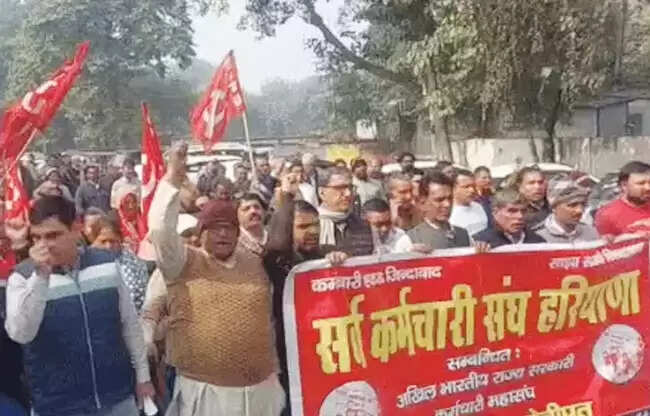 सोनीपत: कर्मचारी मांगों को लेकर विरोध प्रदर्शन के लिए सड़कों पर उतरे