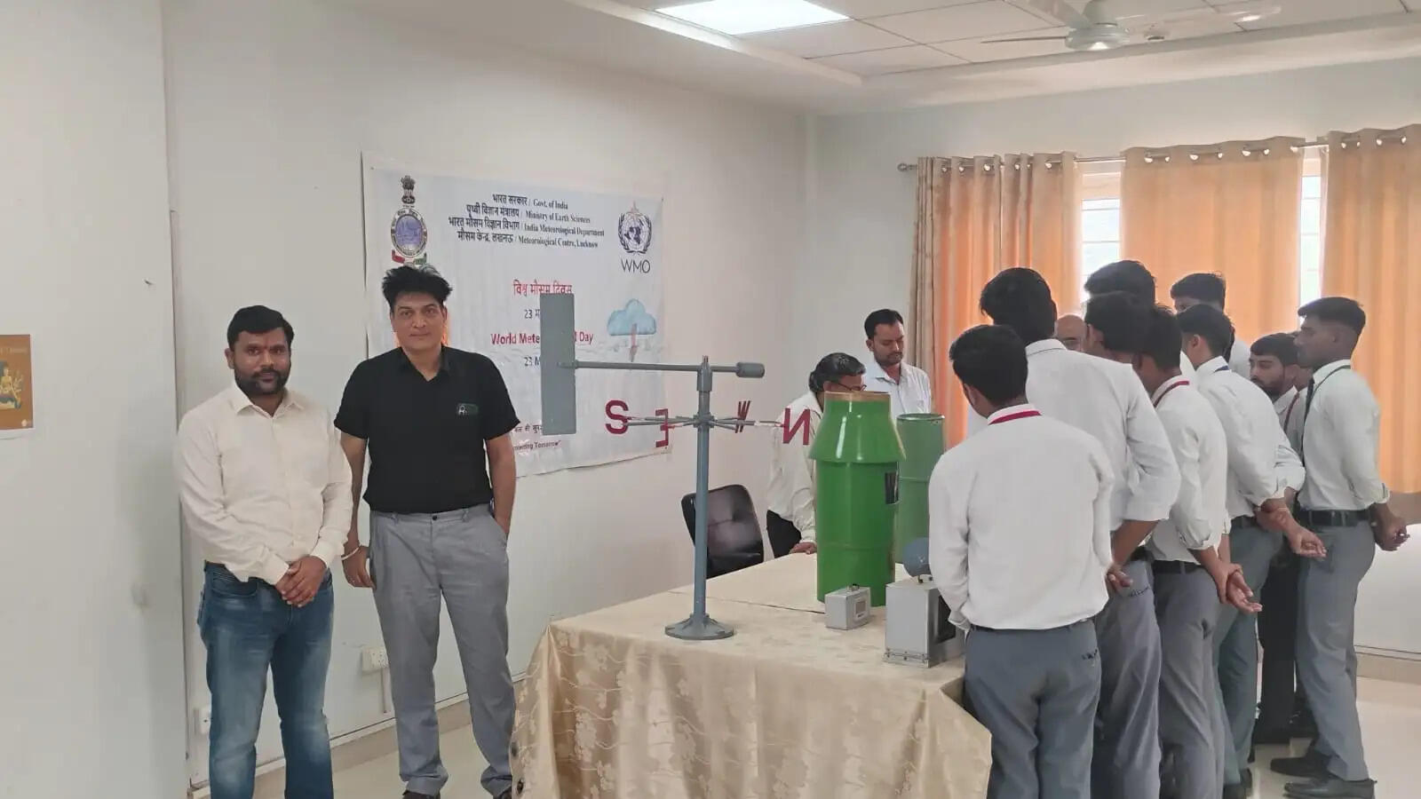 विश्व मौसम विज्ञान दिवस : स्कूली बच्चों और आम लोगों ने देखे मौसम मापने वाले उपकरण, वैज्ञानिकों ने दी जानकारी