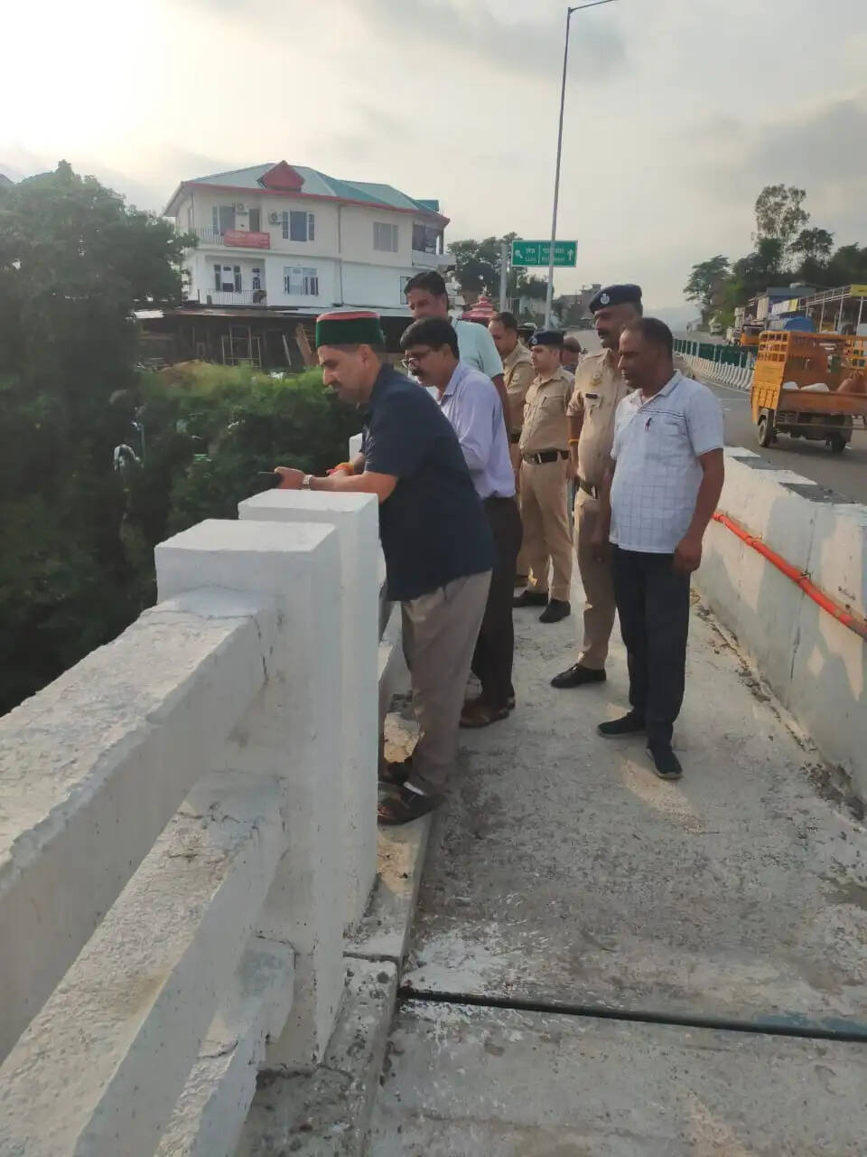 शाहपुर में खोली खड्ड के तेज बहाव में बह गया अज्ञात व्यक्ति, विधायक ने लिया स्थिति का जायजा