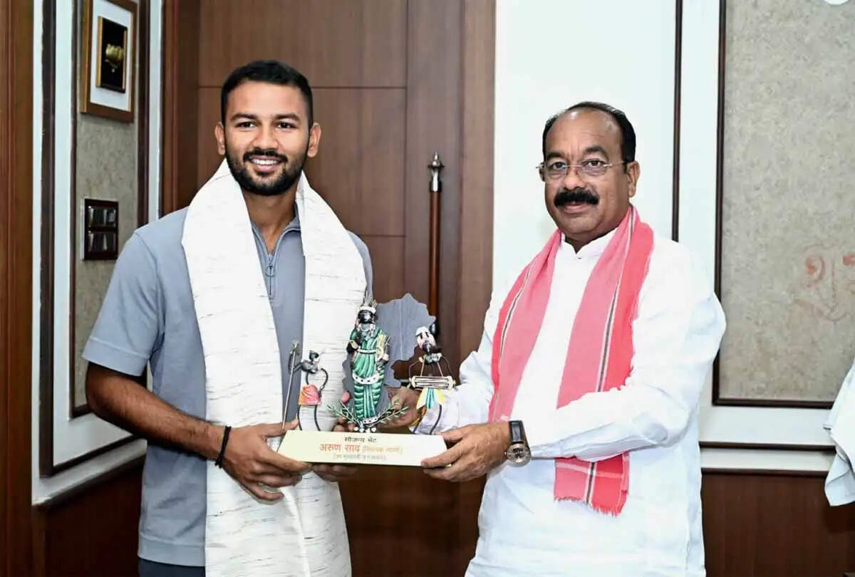 इंडिया-ए में चयनित क्रिकेटर आयुष पाण्डेय ने छग&nbsp;के&nbsp;उप मुख्यमंत्री अरुण साव से की मुलाकात