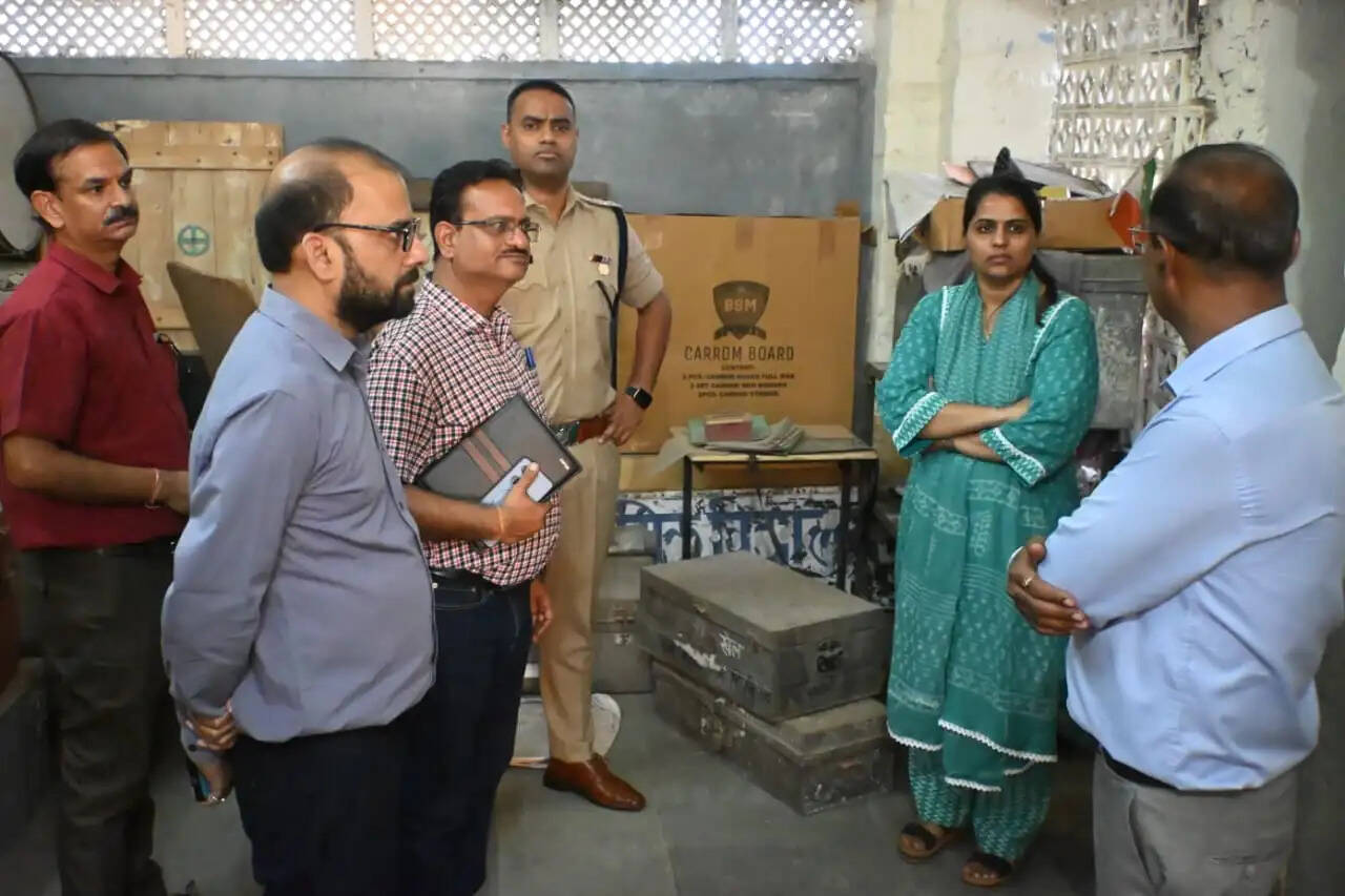 नीट परीक्षा की तैयारियों का जिला कलेक्टर व एसपी ने लिया जायजा