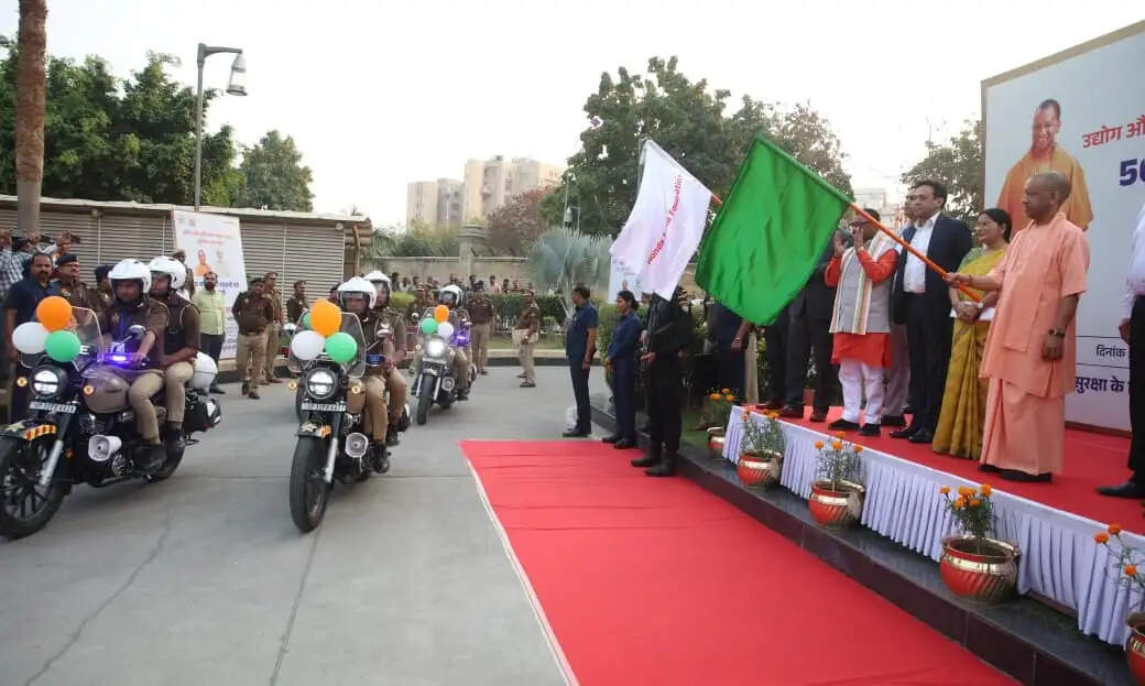 मुख्यमंत्री योगी ने 50 क्यूआरटी वाहनों काे दिखाई हरी झंडी, कहा-पुलिस ने दंगाग्रस्त राज्य को सेफ यूपी बनाया