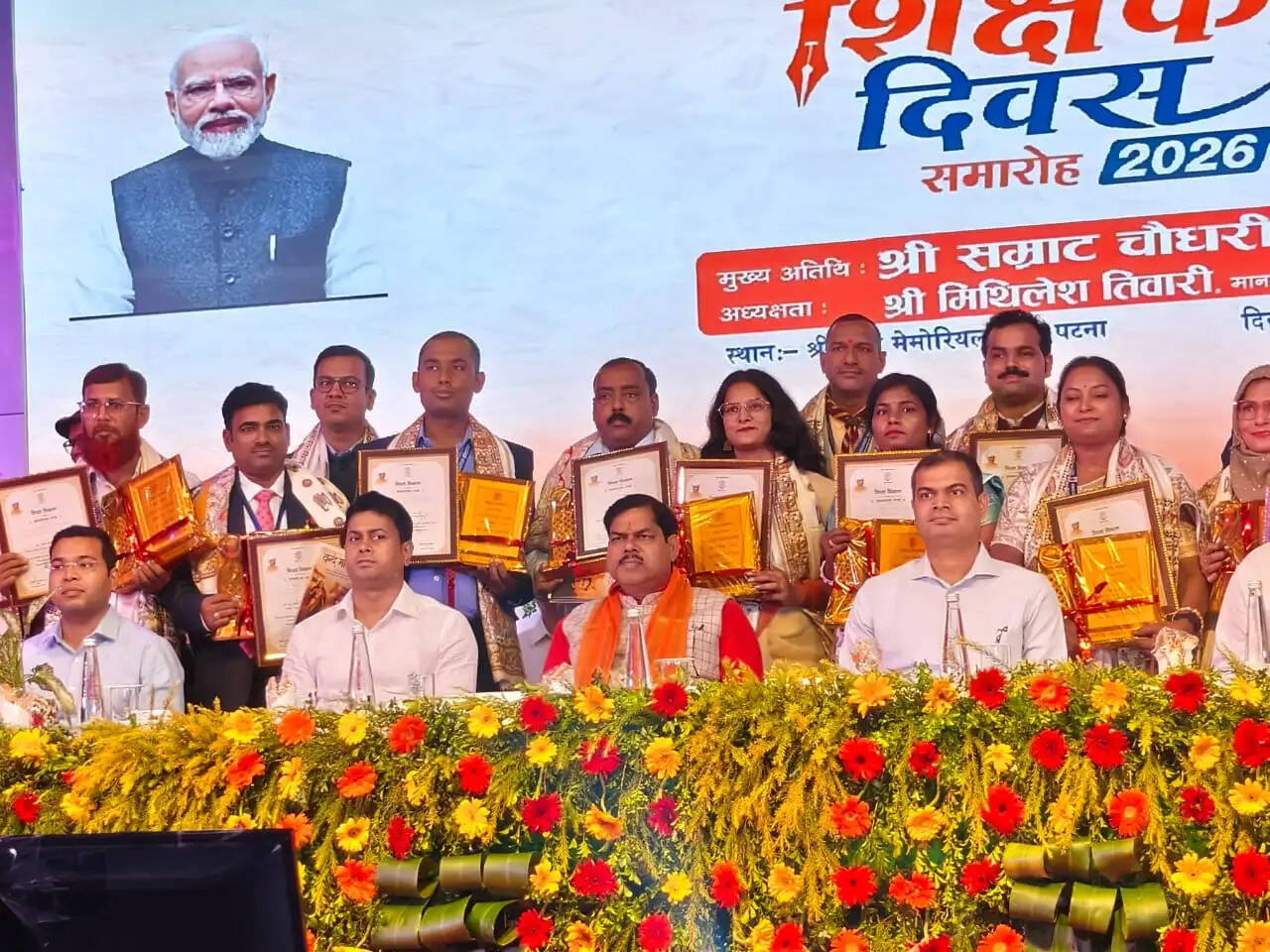 राजकीय शिक्षक पुरस्कार से सम्मानित हुए नरेश कुमार निराला, सुपौल जिले में हर्ष का माहौल