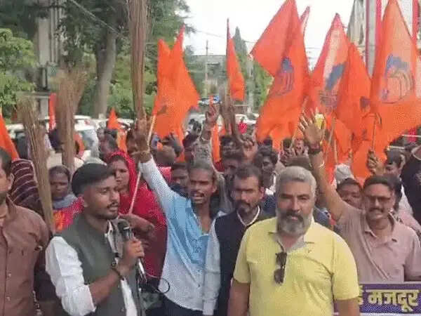 भोपाल में सफाईकर्मियों का प्रदर्शन, नियमितीकरण, बीमा और ग्रेच्युटी समेत पांच प्रमुख मांगों को लेकर कलेक्टोरेट पहुंचे कर्मचारी