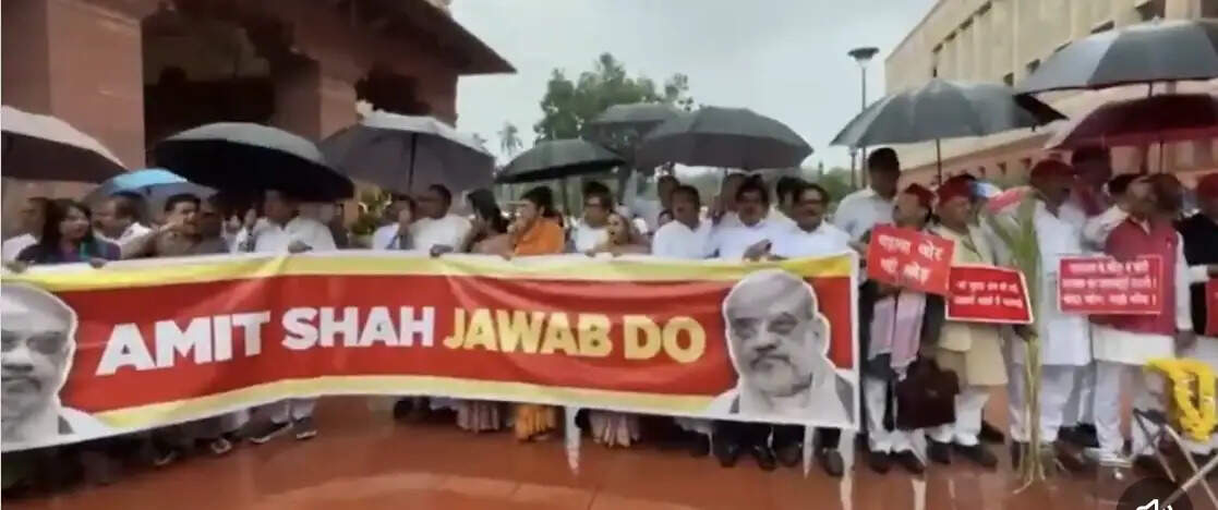 राम मंदिर चढ़ावा, छात्रों पर कार्रवाई को लेकर संसद परिसर में विपक्ष का प्रदर्शन