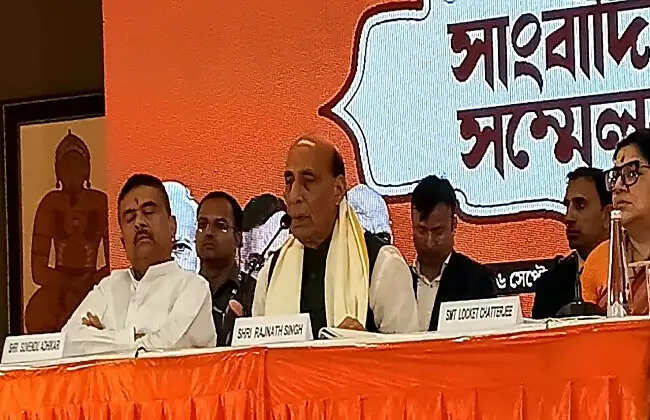 मोदी के 25 साल के सार्वजनिक जीवन को राजनाथ ने बताया ‘सेवा’ का सफर