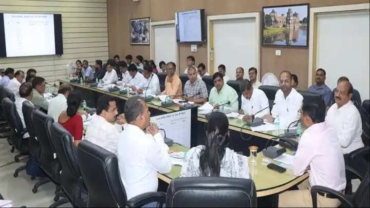 कृषि कल्याण वर्ष के लिए शासन के लक्ष्य पर कृषिगत से जुड़े विभाग सक्रिय होकर कार्य करें- संभागायुक्त डॉ. खाड़े