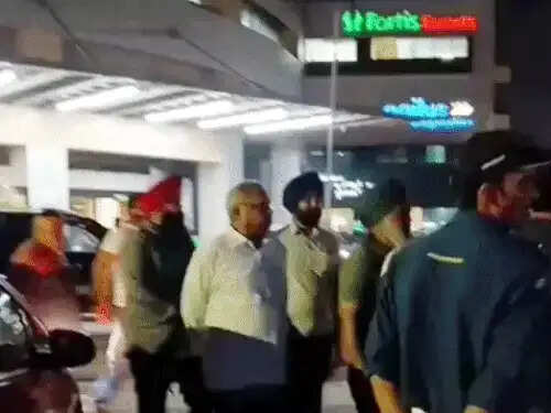 फरीदाबाद : अस्पताल के वार्ड में घुसी संदिग्ध महिला, परिजनों ने किया हंगामा