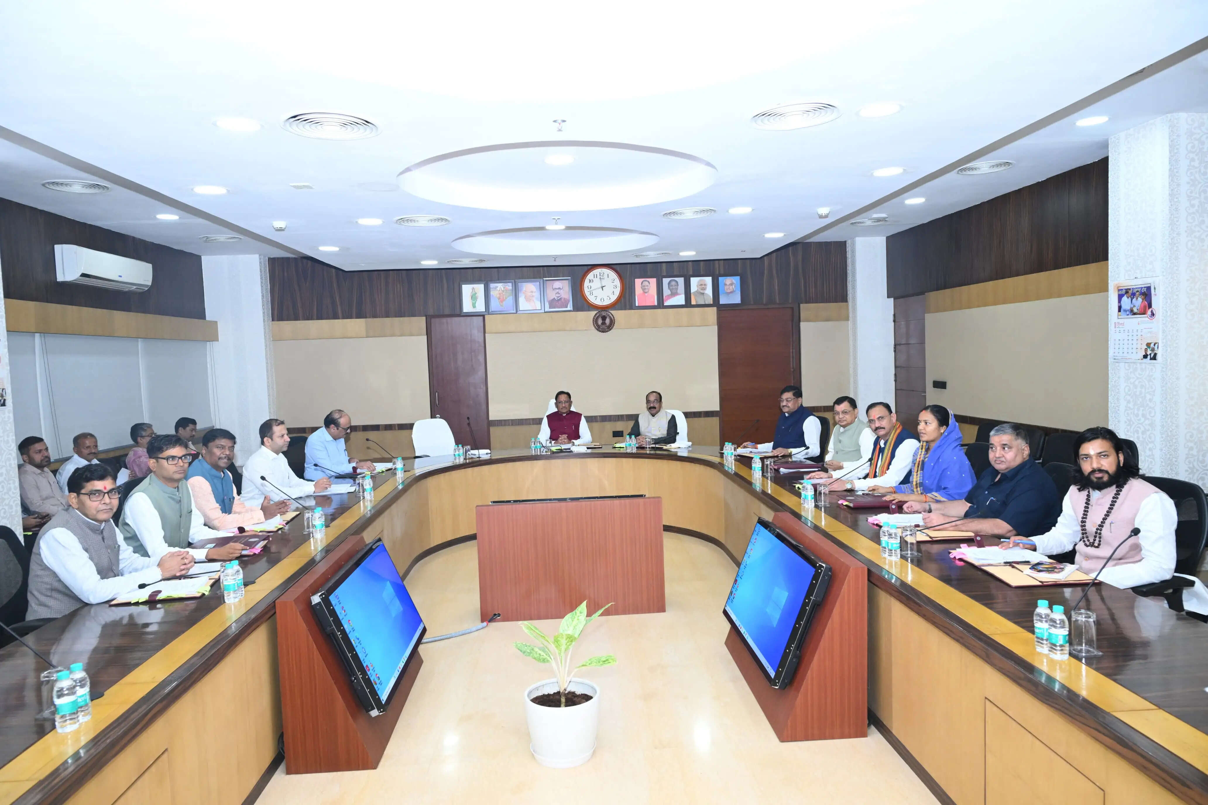 छग : साय कैबिनेट के बड़े फैसले: किसानों के लिए उर्वरक उप समिति बनेगी, अग्निवीरों को तृतीय श्रेणी की भर्ती में दस प्रतिशत आरक्षण