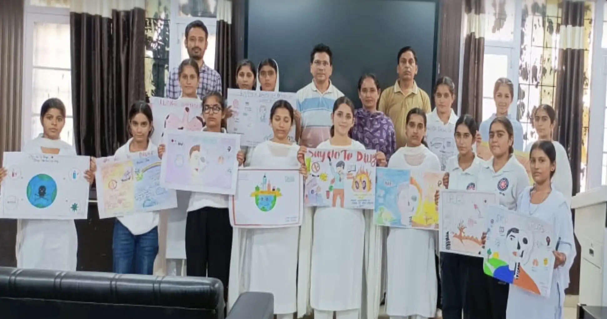 नशे के दुष्प्रभावों पर पोस्टर के जरिए विद्यार्थियों ने दिया जागरूकता संदेश