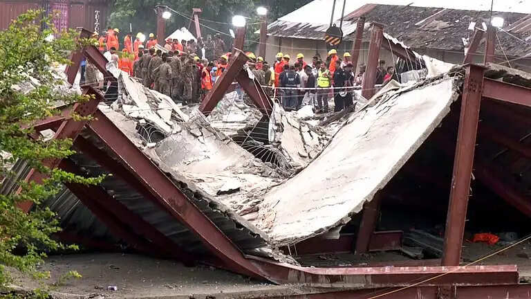तारातला गोदाम हादसे में मृतकों की संख्या बढ़कर हुई 15