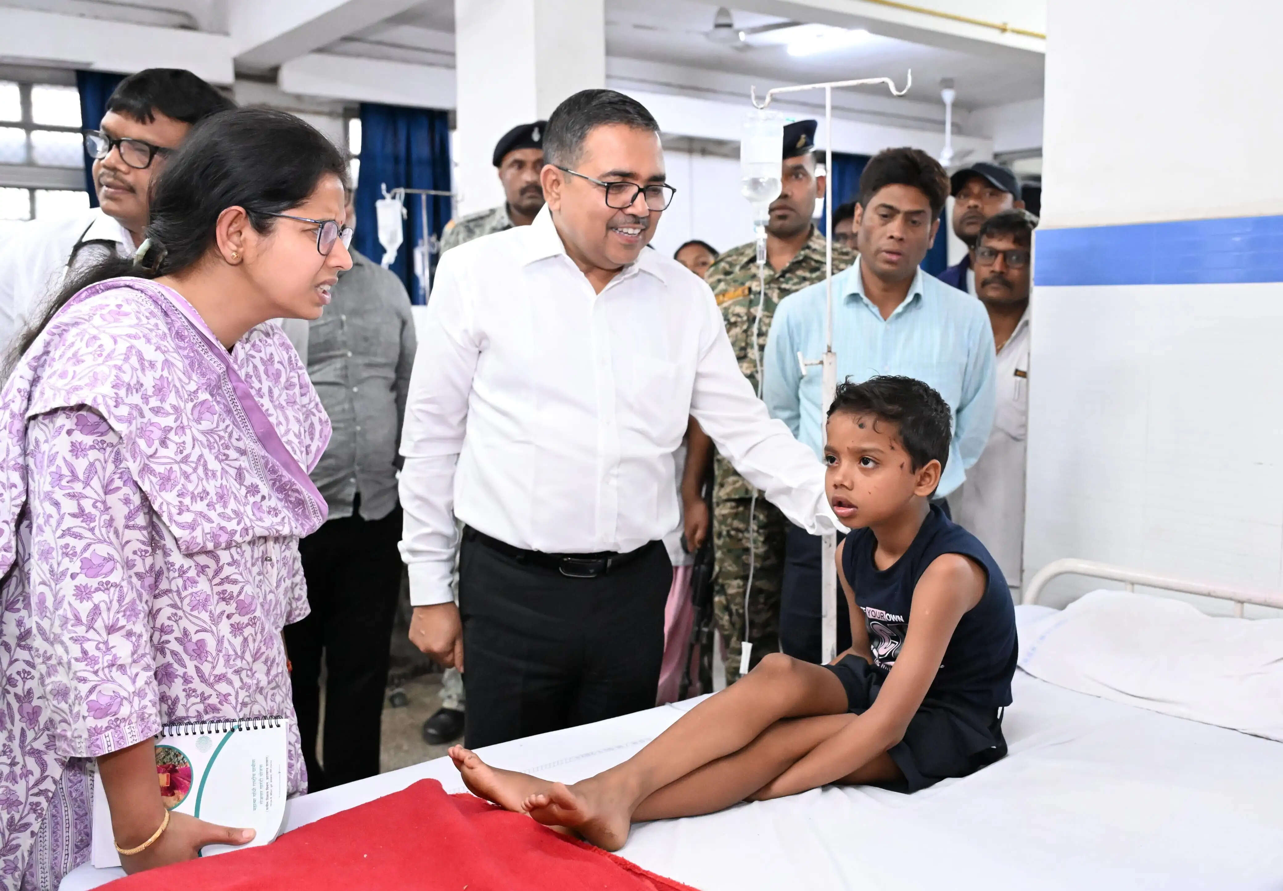 स्कूल बस और हाईवा की टक्कर में दर्जनों बच्चे घायल