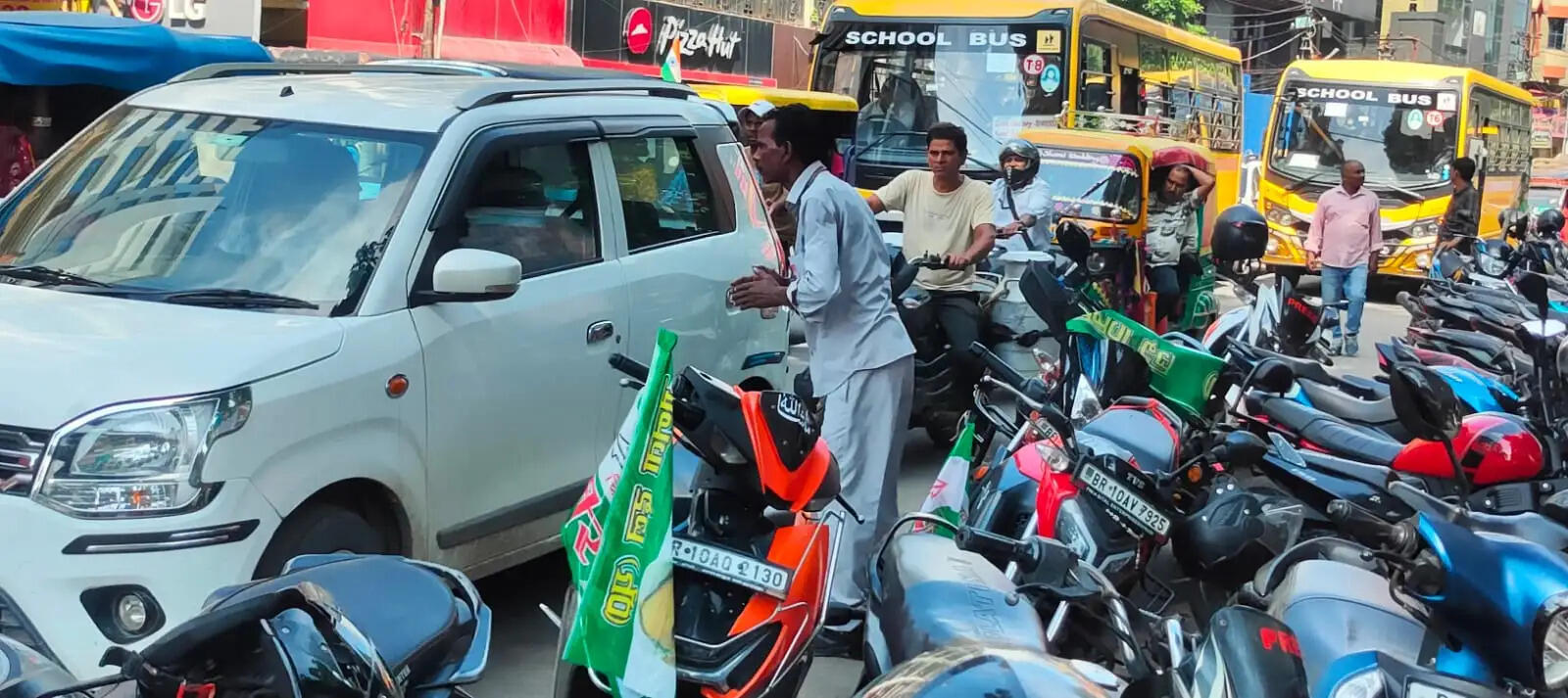 नेताओं के कार्यक्रम और विषहरी पूजा बैरिकेडिंग से थमा भागलपुर, डीएम-एसपी समेत स्कूली बच्चे घंटों जाम में फंसे