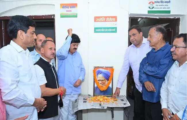 कांग्रेस नेताओं ने मनमोहन सिंह की जयंती पर दी श्रद्धांजलि