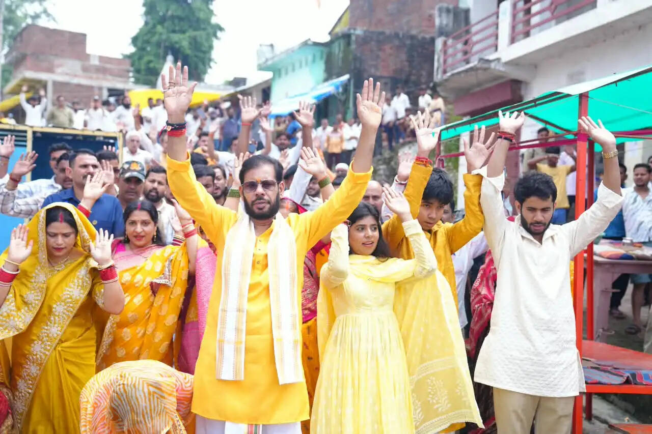 रायबरेली : श्री शिव पुराण कथा के शुभारंभ पर निकली कलश यात्रा, हेलीकॉप्टर से हुई पुष्पवर्षा