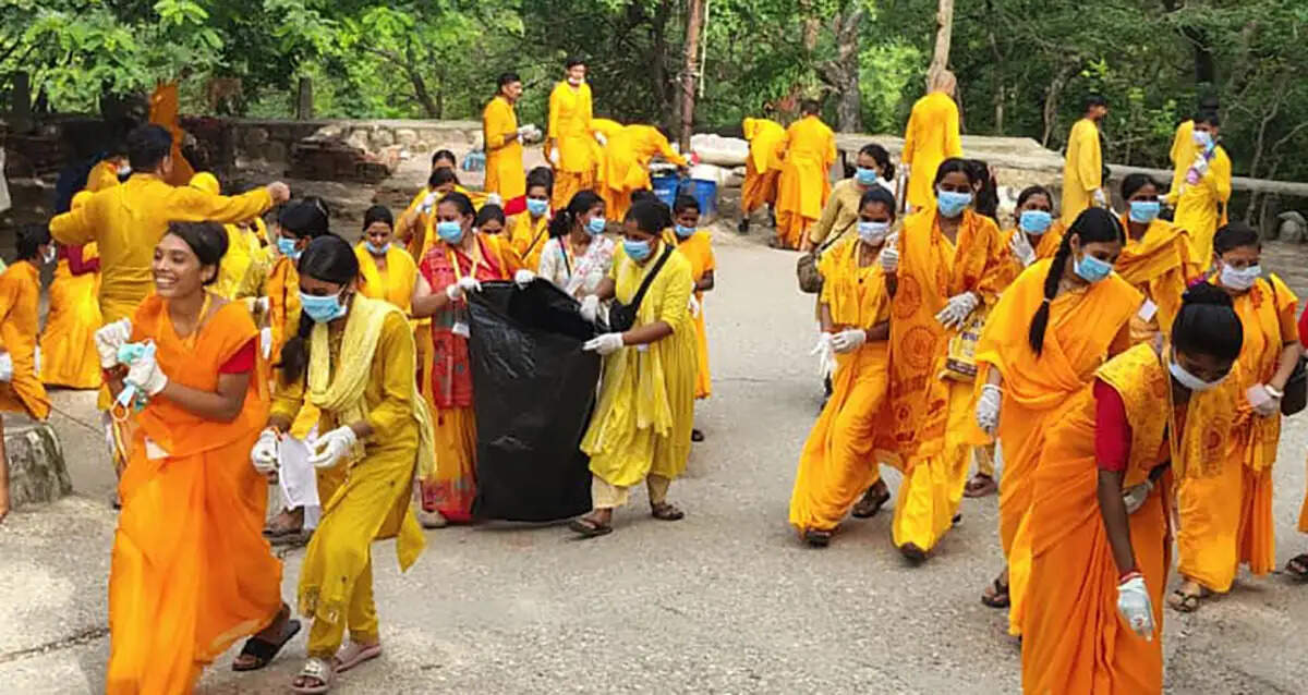शांतिकुंज के साधकों ने मनसा देवी परिसर में चलाया स्वच्छता अभियान