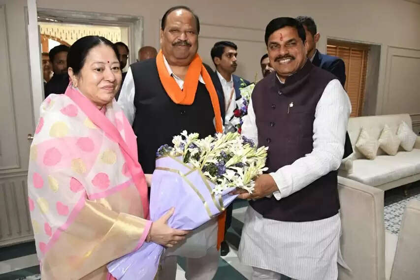 सरकार के दो वर्ष पूर्ण होने पर मुख्यमंत्री डॉ. यादव का मंत्री काश्यप ने किया अभिवादन