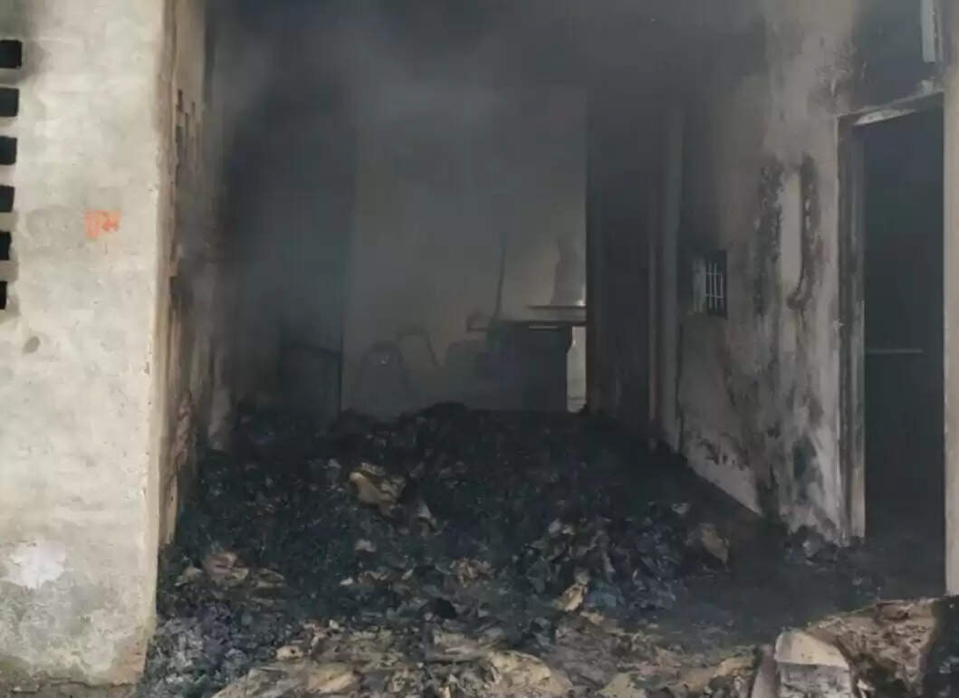 गत्ता फैक्टरी में लगी आग, दीवारें ताेड़कर दमकल ने पाया काबू