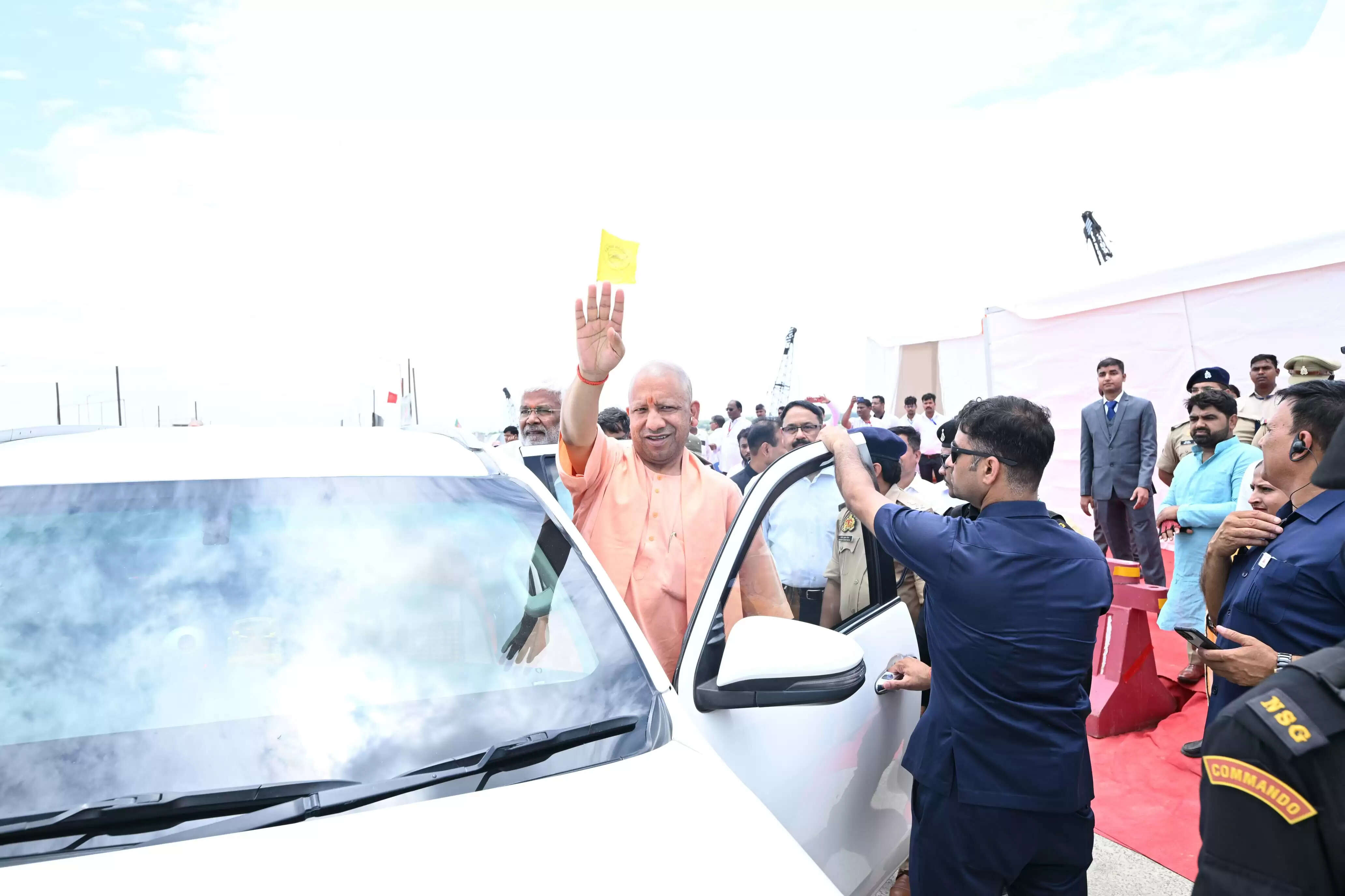 योगी आदित्यनाथ का एक्सप्रेस वे पर जगह-जगह अभिवादन