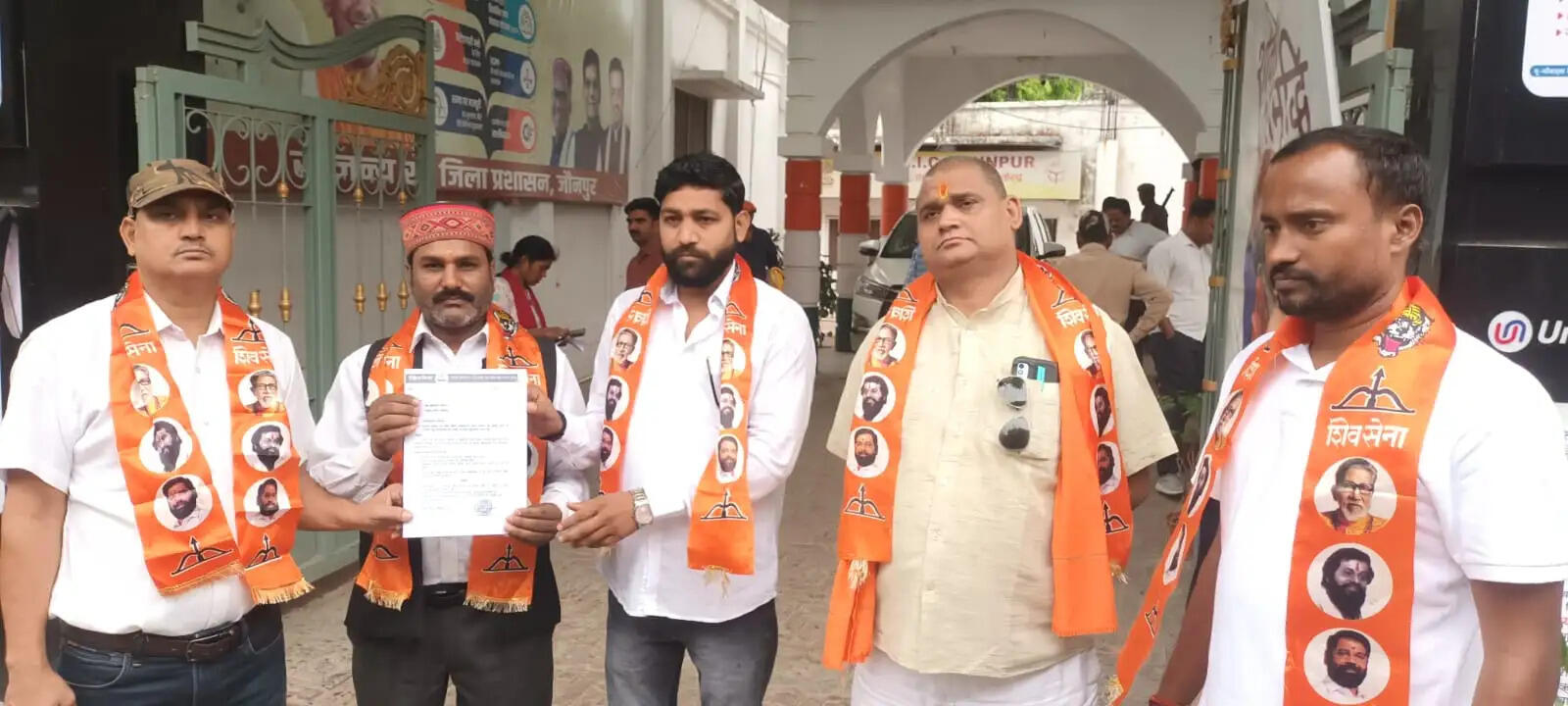 निजी स्कूलों पर मनमानी फीस वसूली का आरोप, शिवसेना ने सौंपा ज्ञापन