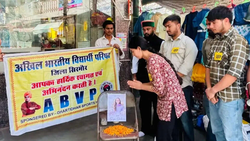 सरकाघाट छात्रा हत्याकांड और पीजीटी कॉन्ट्रैक्ट नीति के विरोध में एबीवीपी का प्रदर्शन, सरकार पर उठाए सवाल