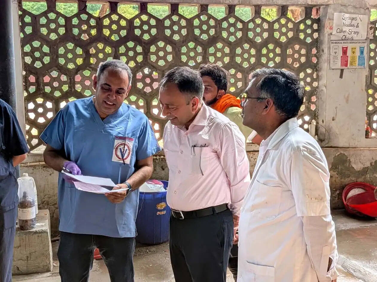 हिसार: आपसी समन्वय के साथ कार्य करते हुए पशुपालकों को बेहतर सेवाएं प्रदान करें : डॉ. अनीश यादव